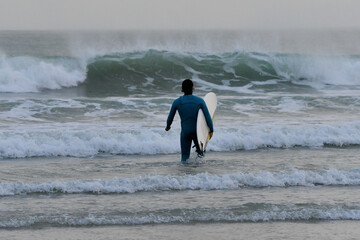 Surf, paddle et jeux d'eau sur une plage en Bretagne