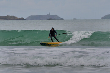 Surf, paddle et jeux d'eau sur une plage en Bretagne