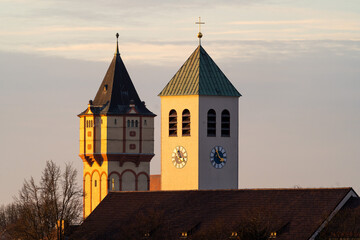 Turm der Michaelskirche in Straubing im Hintergrund der Wasserturm