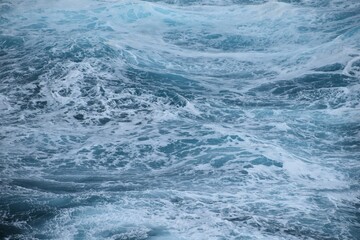 Fototapeta na wymiar 冬の東シナ海の荒波