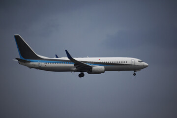 海岸沿い空港で着陸態勢に入ったジャンボジェット機