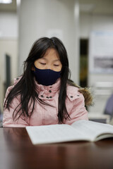 学校で漢字を勉強している小学生の女の子の様子