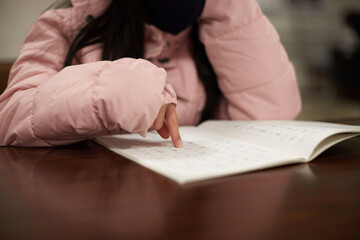 学校で漢字を勉強している小学生の女の子の様子