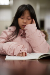 学校で勉強に疲れる小学生の女の子の様子