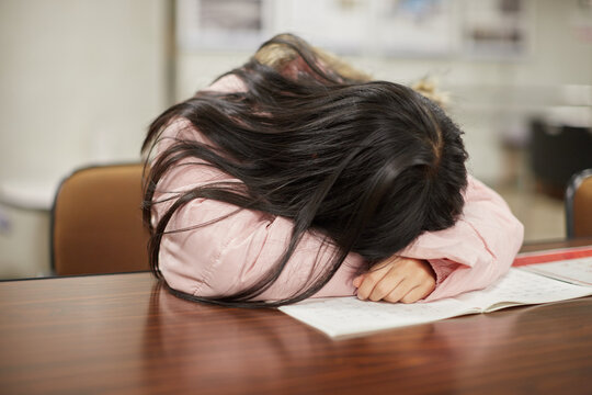 学校で勉強に疲れる小学生の女の子の様子