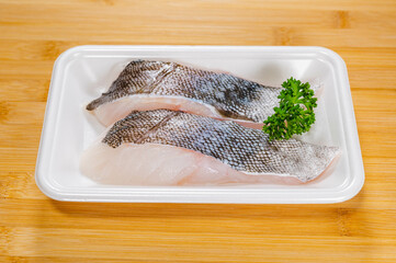 食品トレーに入った真鱈の切り身