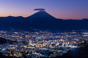甲府市の高台から夜明けの富士山
