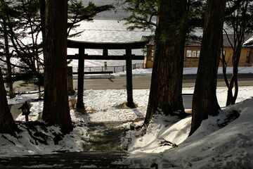 中禅寺湖と鳥居　Lake Chuzenji and Torii Gate