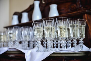 kieliszki z szampanem na powitanie