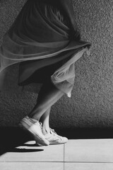 vue des jambes et chaussures d'une jeune femme en jupe en mouvement