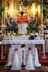 Fototapeta na wymiar Ślubna dekoracja kościoła