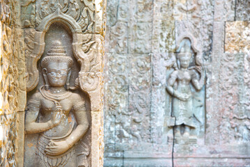 Fototapeta na wymiar Khmer apsara sculture on the wall at Preah Khan temple