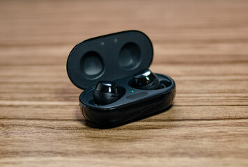 Earphone Galaxy Buds+ Bluetooth Wood Table