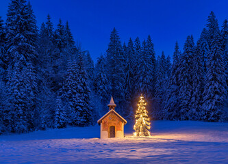 Beleuchteter Weihnachtsbaum mit Kapelle bei Nacht, Winterlandschaft, Bayern, Deutschland