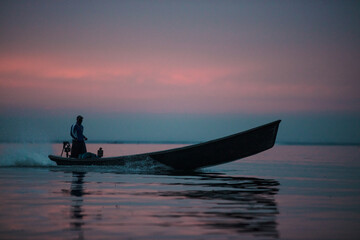 Obraz premium Cruising sunset canoe