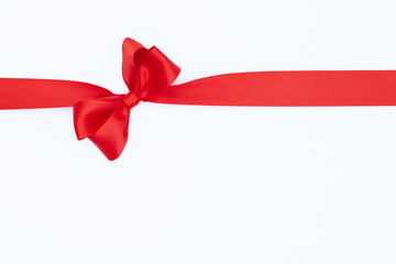 Nœud de ruban de satin pour paquet cadeau de couleur rouge, isolé sur du fond blanc....