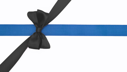 Nœuds de ruban de satin pour paquet cadeau de couleurs bleu et noir, isolé sur du fond blanc....