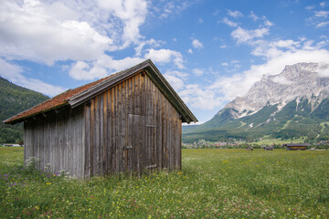 Obraz premium old wooden house in mountains