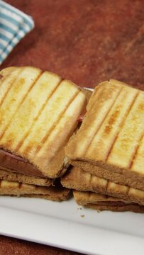plusieurs croque monsieur dans un plat