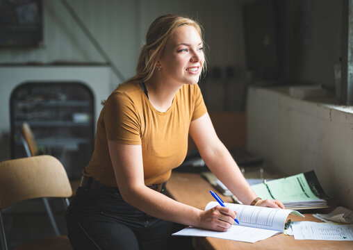 B&uuml;roarbeit in der Landwirtschaft: Junge Landwirtin dokomentiert einiges.