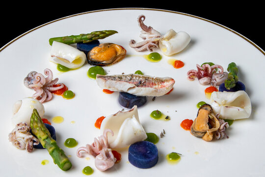 Triglia, moscardini e cozze con punte di asparagi a barbabietola blu. 