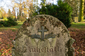 Sehr alter Grabstein mit Aufschrift Ruhestätte auf einem Friedhof in Osnabrück