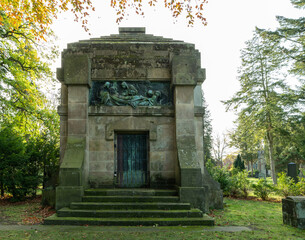 sehr altes großes Mausoleum auf einem Friedhof in Osnabrück