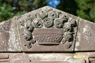 Blumenkorb als Ornament auf einem Grabstein auf einem Friedhof in Osnabrück
