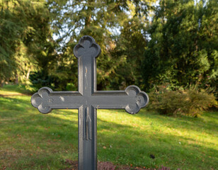 Altes Grabkreuz aus Eisen auf einem Friedhof in Osnabrück