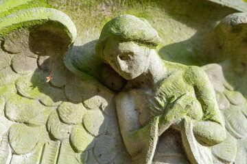 sehr alter verwitterter Engel aus Sandstein auf einem Friedhof in Osnabrück