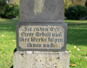 Schöner Spruch auf einem Grabstein auf einem Friedhof in Osnabrück