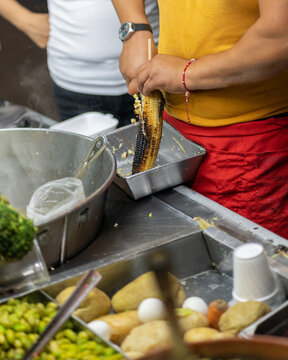 Desgranando Elote En Puesto De Comida Mexicana