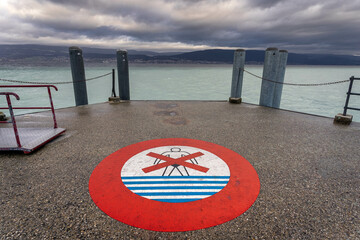 Panneau interdiction de baignade sur un ponton au bord du  lac de Neuchâtel en Suisse