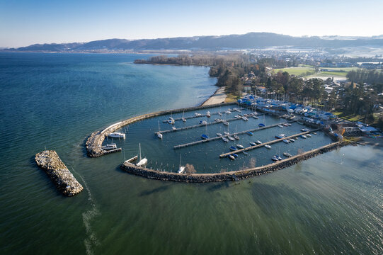 Port d'Yvonand à moitié vide en hiver sur le Lac de Neuchâtel en Suisse