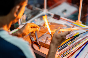 Elaboración de colibrí de vidrio estirado con un soplete © Jonas
