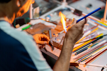 Elaboración de colibrí de vidrio estirado con un soplete © Jonas