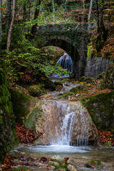 Rivière en automne dans le Jura Suisse avec ces cascades en filé statique