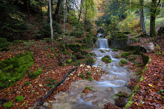 Rivière en automne dans le Jura Suisse avec ces cascades en filé statique
