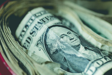 Uma caixa de dinheiro cheia de notas de hum dólar dos Estados Unidos. Guardar dinheiro,...