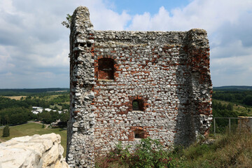 Ruiny starego zamku średniowiecznego z wież z białego kamienia.