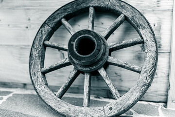 Altes Wagenrad in schwarz/wei&szlig;