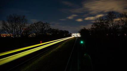 Bahn bei Nacht
