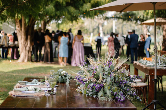 Mesa de novios con gente alrededor 