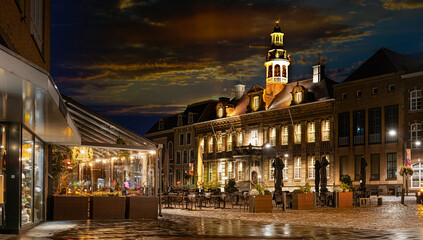 Fototapeta na wymiar Roermond Holland Netherlands Altstadt, Marktplatz am Rathaus