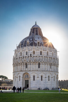 Battistero di Pisa al tramonto