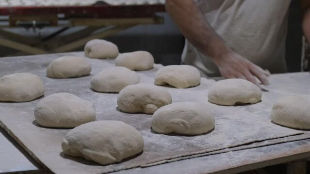 4k v&iacute;deo. Slow motion de panadero preparando la masa para hacer pan