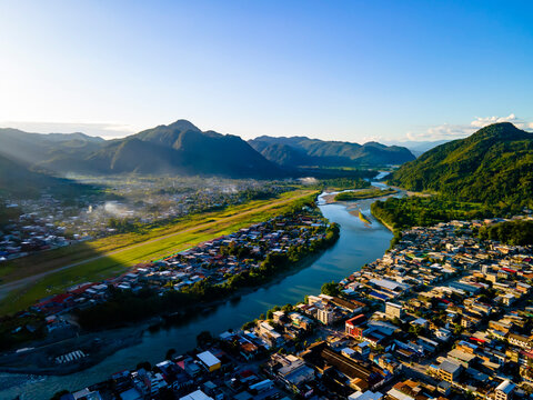 vista a&eacute;rea del rio Huallaga regi&oacute;n Hu&aacute;nuco y la ciudad de Tingo Mar&iacute;a PERU