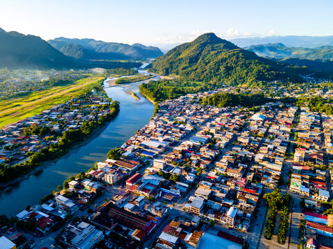 vista a&eacute;rea del rio Huallaga regi&oacute;n Hu&aacute;nuco y la ciudad de Tingo Mar&iacute;a PERU