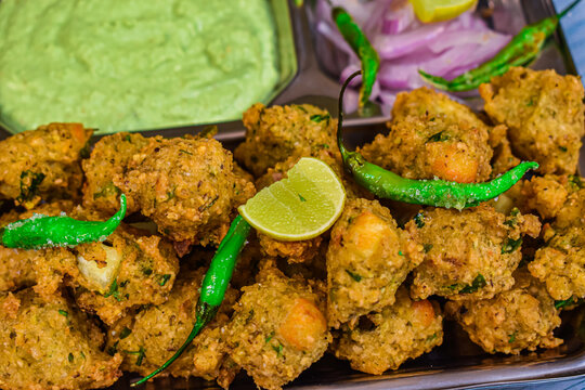 Crispy Lachha Aloo Pakora & Chutney Recipe