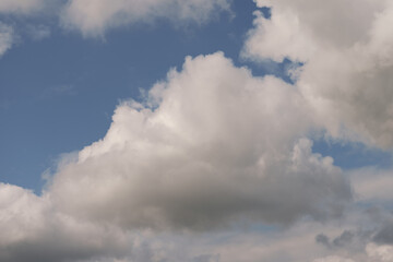 Obraz premium White cumulus clouds on a blue sky